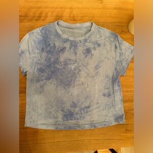 Lululemon train to be cropped T—blue linen/chalk wash size 6